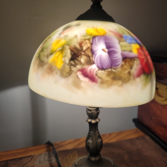 Vintage Antique Table Top Lamp Floral Stained Glass Table Lamp - Picture 4 of 12